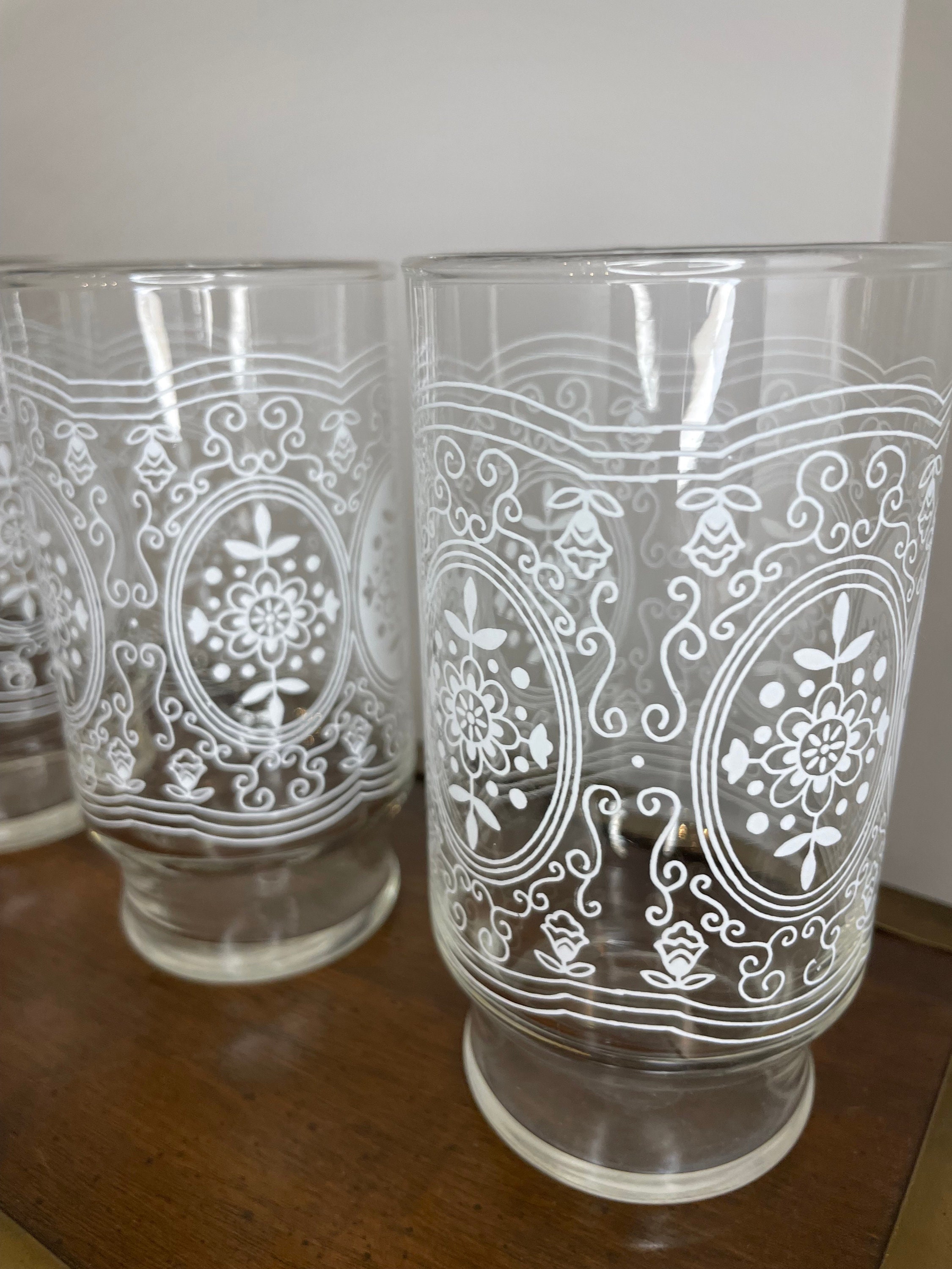 Vintage Lace Detailed Footed Drinking Glasses White Floral Design Bar ...