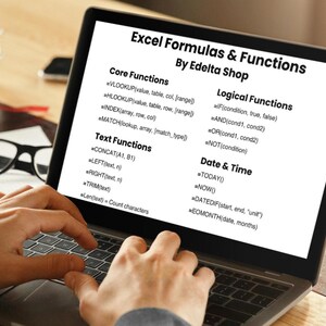 Peut inclure: Un écran d'ordinateur portable affiche une liste de formules et fonctions Excel, incluant les fonctions de base, texte, logiques et date & heure. Le texte est en noir sur fond blanc. Le titre est "Excel Formulas & Functions By Edelta Shop."