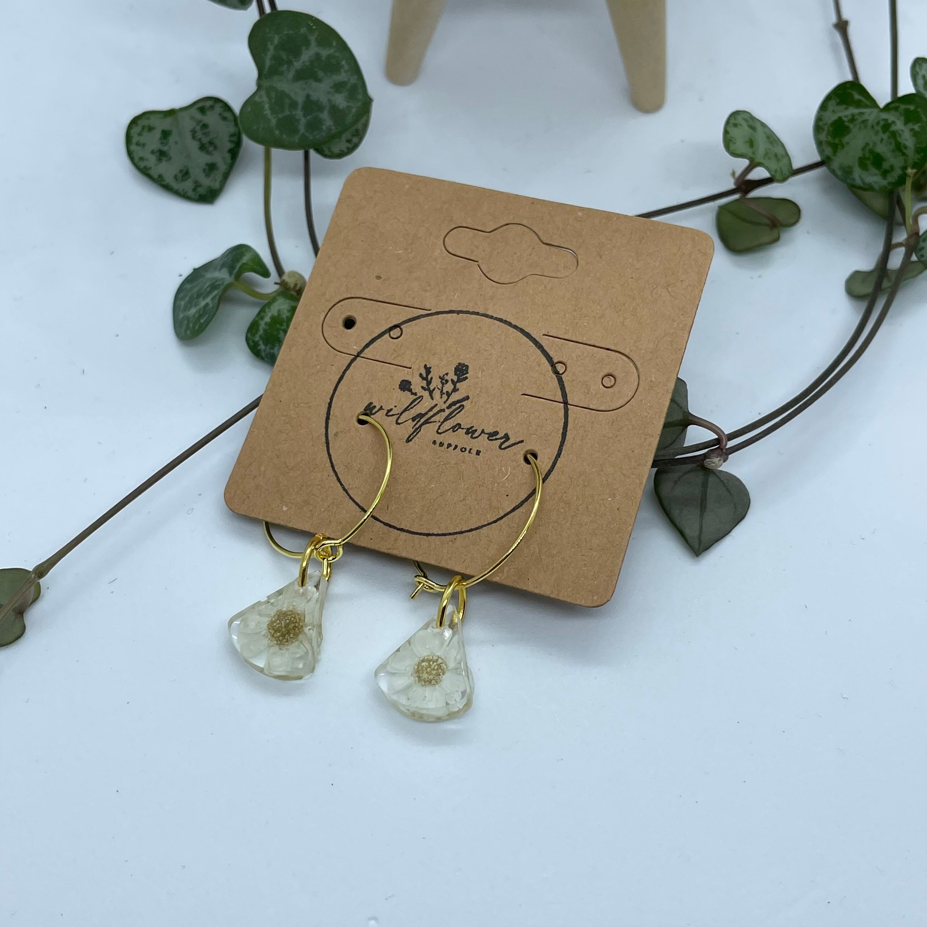 Orecchini a cerchio con fiore di margherita in argento sterling - Orecchini a cerchio con fiore di margherita - Divertenti e stravaganti - Italia