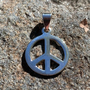 Solid silver peace sign pendant- Silver peace sign necklace- Sterling silver peace sign pendant- Colgante símbolo de la paz en plata