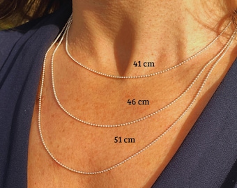 Fijne ketting van massief 925 zilver met kleine bolvormige schakels.