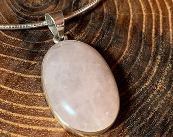 Ovalt hänge i sterlingsilver och rosenkvarts - Halsband av natursten