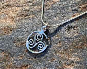 Pendentif triskel en argent massif 925 - Pendentif en argent 925 petit triskell - Sterling silver triskele celtic pendant -Colgante trisquel