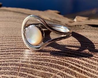 Ring aus 925er Sterlingsilber mit echtem weißem Perlmutt – Schimmernder weißer Perlmuttring – Geschenk für sie – Nickelfreier Schmuck – Glücksbringerring