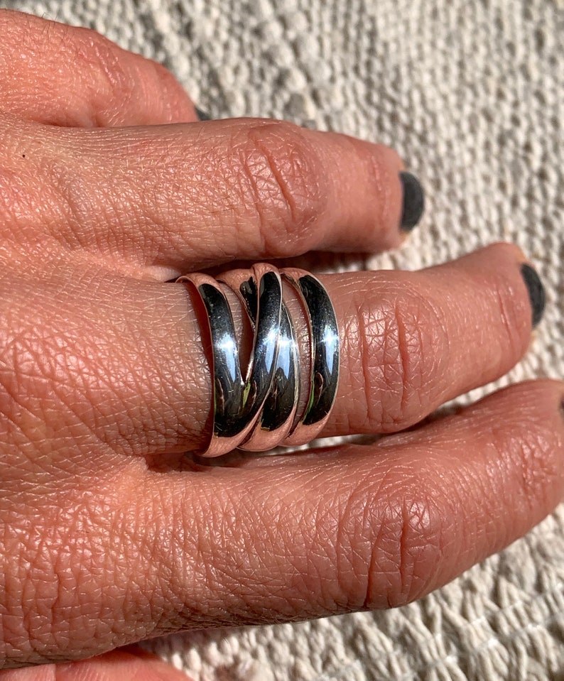 Pu&ograve; includere: Un anello d'argento con un design intrecciato. L'anello &egrave; composto da pi&ugrave; bande intrecciate.
