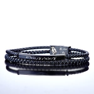 Puede incluir: Pulsera de cuero negro con una barra de metal negro grabada con coordenadas y el texto "We Love You".