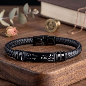 Regalo personalizzato per fidanzato: bracciale rigido in acciaio e pelle con incisione.