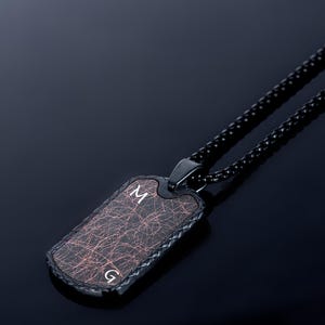 Collar con etiqueta inicial para hombre, collar de acero para hombre, collar de barra para hombre, collar de acero negro personalizado, collar con letras grabadas, regalo para hombre