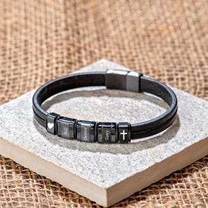 Puede incluir: Un letrero de madera rústica con el texto "Welcome to our home" en letras blancas. El letrero presenta un acabado envejecido y un diseño sencillo y acogedor, ideal para la decoración de la puerta principal.