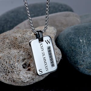 Colar de etiqueta inicial para homens, colar masculino de aço, colar de numeral romano, colar minimalista personalizado, colar de letra gravada, presente masculino