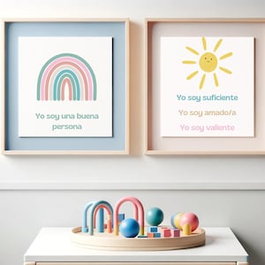 Könnte beinhalten: Zwei gerahmte Drucke mit pastellfarbenen Regenbogen- und Sonnenillustrationen. Der Regenbogendruck hat den Text "Yo soy una buena persona" und der Sonnendruck hat den Text "Yo soy suficiente", "Yo soy amado/a" und "Yo soy valiente".