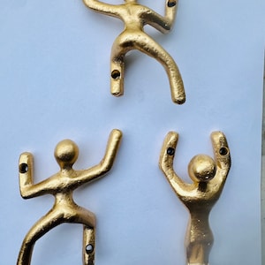 Ganchos de metal de hierro macizo, ganchos de pared Buddy, regalo para ella y para él, inauguración de la casa, hechos a mano, hierro fundido a mano, color negro/dorado, juego de 3