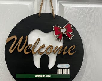 Asistente de higienista dental, dentista, recepción, colgador de puerta de bienvenida, cepillo de dientes, DDS, RDH, decoración, letrero de entrada personalizado