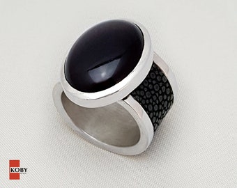 Ring in silver with a moonstone and ray leather