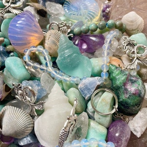 Mermaid Crystal Confetti Mystery Lucky Scoop Shell Carvings Bracelet Keychains Tumbles Siren