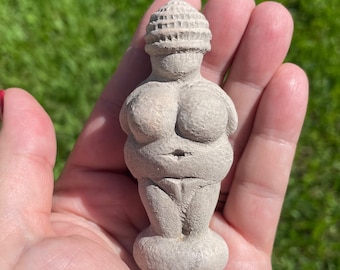 Venus de Willendorf, estatua de yeso de la diosa del amor y la fertilidad.