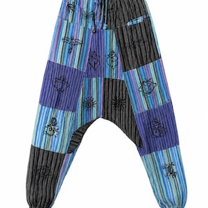 Op de afbeelding: Harembroek met een patchwork ontwerp. De broek combineert gestreepte en effen panelen in blauw, paars en zwart, versierd met zwarte grafische patronen. De tekst "Laxman's collection" staat onderaan.