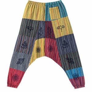 Op de afbeelding: Meerkleurige patchwork harembroek met geborduurde symbolen. De kleuren zijn geel, blauw, rood en grijs. De broek heeft een elastische tailleband en manchetten. Met het opschrift: Laxman's collection.