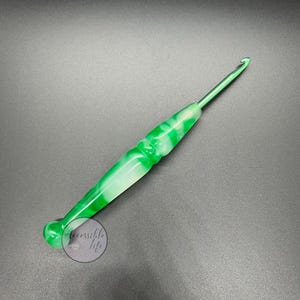 Agulha de crochê ergonômica de 4,5 mm - Agulha de crochê cônica com cabo ergonômico verde e branco torneado à mão