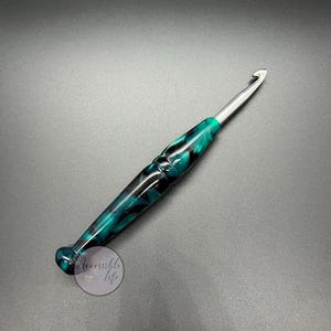 Agulha de crochê ergonômica verde esmeralda e preta de 6,5 mm - alça de crochê exclusiva feita à mão com uma agulha de crochê cônica prateada