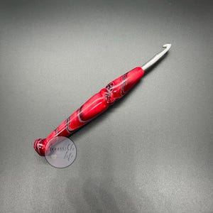 5.5mm Ergonomic Crochet Hook - Red and Black Ergonomic Crochet Hook Handle with a Tapered Crochet Hook