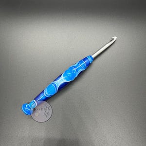 5.5mm Ergonomic Crochet Hook - Blue and White Ergonomic Crochet Hook Handle with a Tapered Crochet Hook