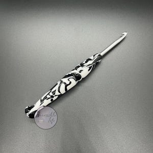 Agulha de crochê ergonômica de 5,0 mm - Cabo de agulha de crochê ergonômica preta e branca, torneada à mão, com agulha de crochê cônica de 5,0 mm
