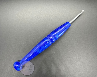 3,0 mm Niebieskie, ergonomiczne szydełko w skorupce jajka - ręcznie toczony, wyjątkowy ergonomiczny uchwyt szydełka ze srebrnym, stożkowym szydełkiem