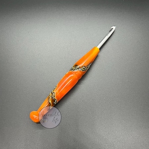 5.0mm Ergonomic Crochet Hook - Orange and Black Ergonomic Crochet Hook Handle with a Tapered Crochet Hook