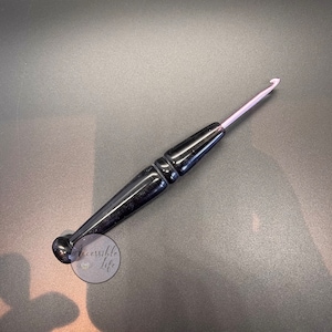 4.0mm Ergonomic Crochet Hook - Hand Turned Black Glittery Ergonomic Crochet Hook Handle with a Pink 4.0mm Tapered Crochet Hook
