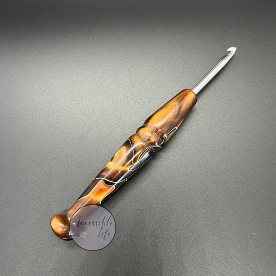 4.5mm Ergonomic Brown Hand Turned Crochet Handle With a Silver Tapered 4.5mm  Crochet Hook 