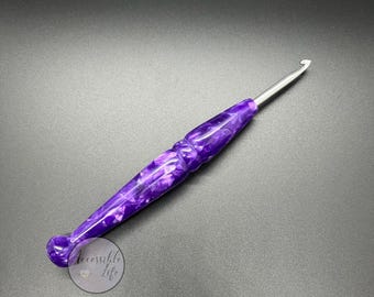 Szydełko ergonomiczne 4,0 mm fioletowe - ręcznie toczone, wyjątkowe, ergonomiczne, z uchwytem szydełka stożkowego w kolorze srebrnym