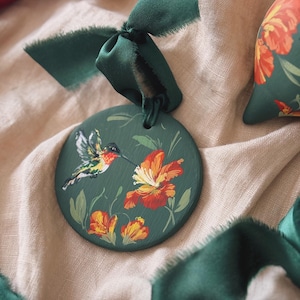 手描きのハチドリの陶器製オーナメント｜ルビーノドハチドリとハイビスカス｜母の日の贈り物