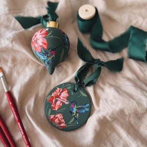 Handmålad kolibri i keramik | Lila halskolibier + hibiskus | Mors dag-present