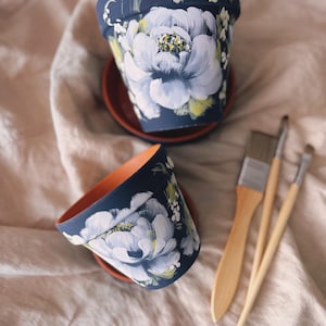 Maceta de terracota floral pintada a mano / Peonía azul sobre fondo azul medianoche / Colección de macetas de primavera 2026