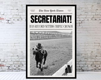 Puede incluir: Un recorte de periódico en blanco y negro de The New York Times, fechado el 1 de junio de 1973, con el titular "SECRETARIAT! HAS RECORD SETTING TRIPLE CROWN". La imagen muestra a Secretariat, un caballo de carreras, corriendo en una pista de carreras.