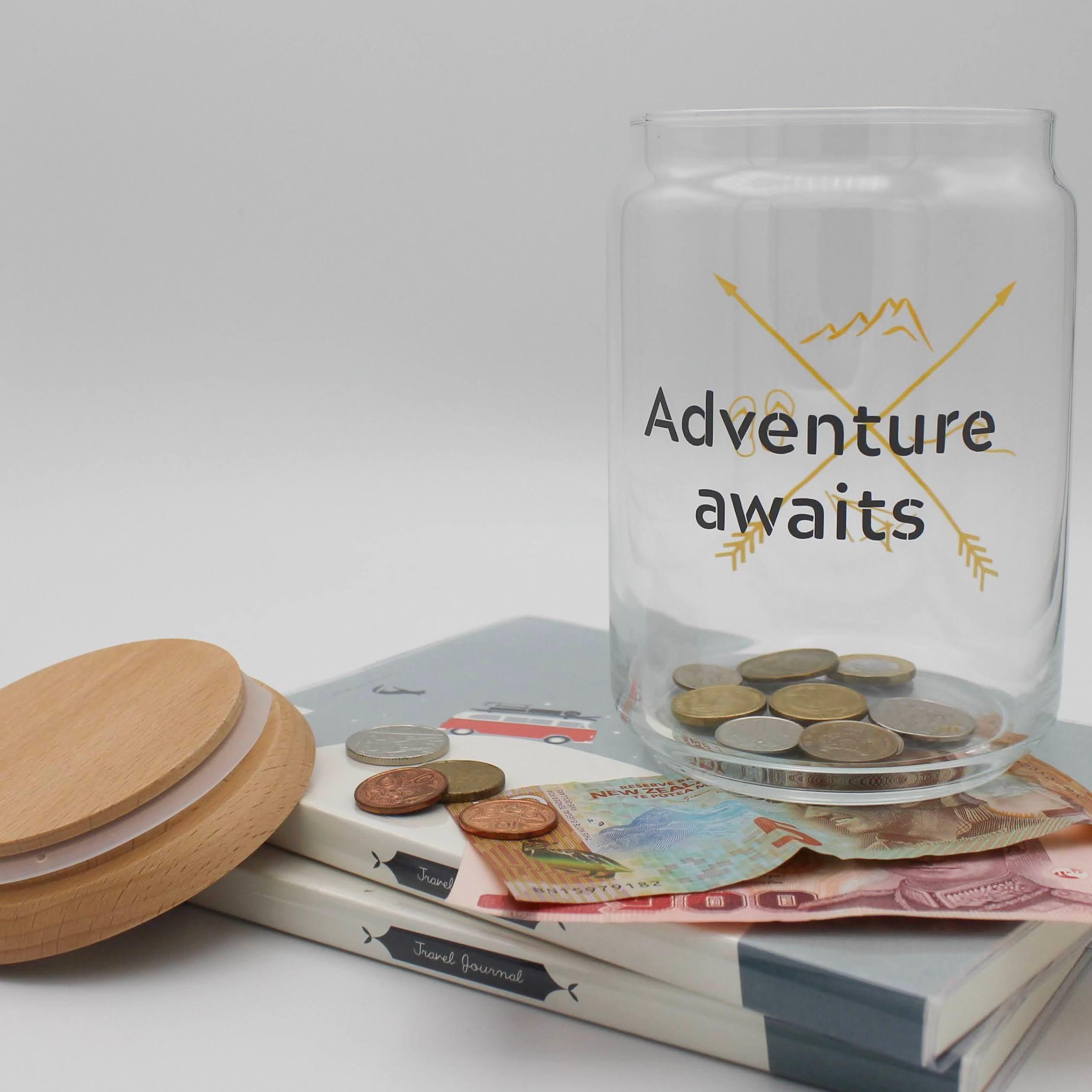 Spardose Aus Holz 'Adventure Awaits' – Motiv-Spardose Zum Aufhängen, 20x20 Cm, Perfekt Als Geschenk
