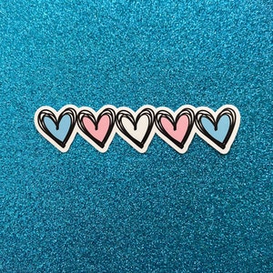 Puede incluir: Cinco corazones dibujados a mano en fila sobre un fondo azul brillante. Los corazones est&aacute;n delineados en negro y rellenos con colores alternos de azul, rosa y blanco.