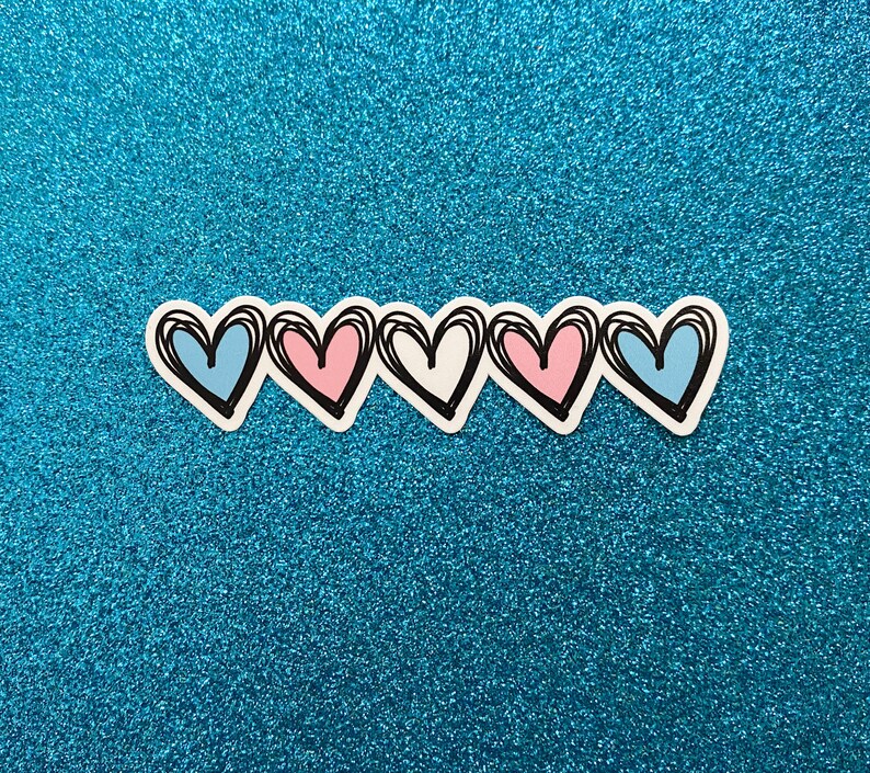 Puede incluir: Cinco corazones dibujados a mano en fila sobre un fondo azul brillante. Los corazones est&aacute;n delineados en negro y rellenos con colores alternos de azul, rosa y blanco.