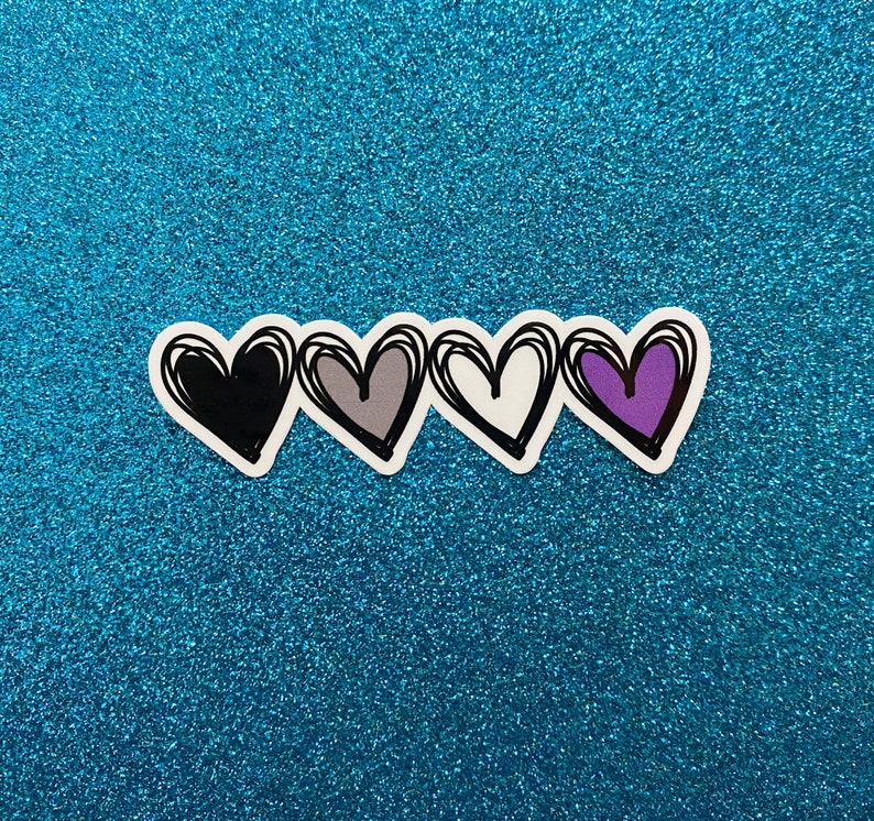 Puede incluir: Cuatro corazones negros delineados en una fila, con el primer coraz&oacute;n relleno de negro, el segundo coraz&oacute;n relleno de gris, el tercer coraz&oacute;n relleno de blanco y el cuarto coraz&oacute;n relleno de morado.