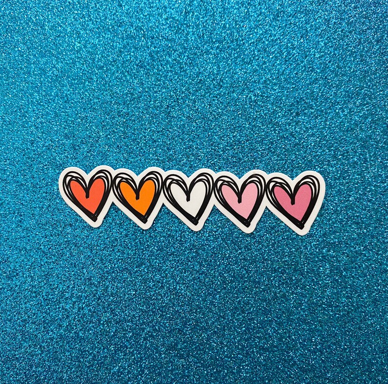 Puede incluir: Cinco corazones dibujados a mano en fila, cada uno de un color diferente: rojo, naranja, blanco, rosa y rosa claro. Los corazones est&aacute;n delineados en negro.