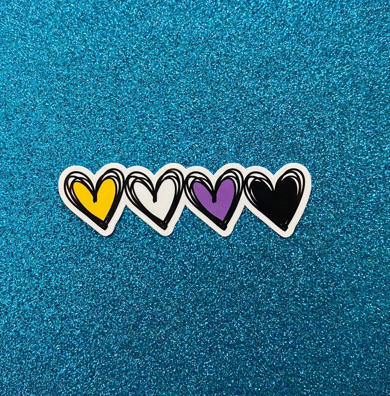 Puede incluir: Cuatro corazones dibujados a mano en fila sobre un fondo azul brillante. Los corazones son amarillos, blancos, morados y negros.