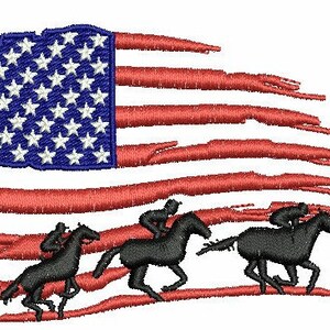 Könnte beinhalten: Eine abgenutzte amerikanische Flagge mit drei schwarzen Pferden und Reitern in einer Reihe, die über die Flagge galoppieren.