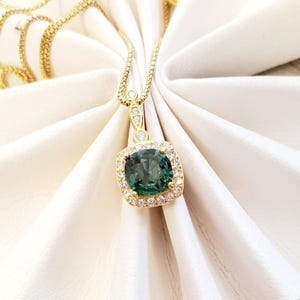 Colgante de turmalina verde genuina sin calentar de 0,88 ct, collar de turmalina verde en plata y oro amarillo con halo en forma de cojín