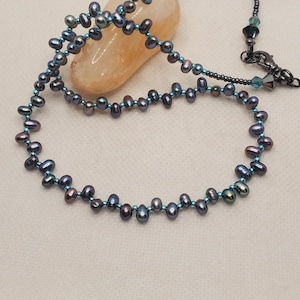Collar de perlas de pavo real negras: joyería hecha a mano con perlas de agua dulce iridiscentes