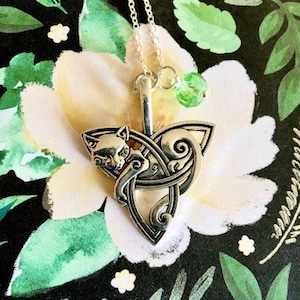 Silver Toned Cat in Ornate Celtic Trinity Knot Double Sided Necklace Pendant Handmade Green Drop Bead on Silver Plated 18 Inch Chain