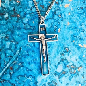 Large Silver Toned Blue Enamel Jesus Crucifix Cross Necklace Pendant Verse Deus Meus Et Omnia &quot;My God and My All&quot; Pull Over Chain