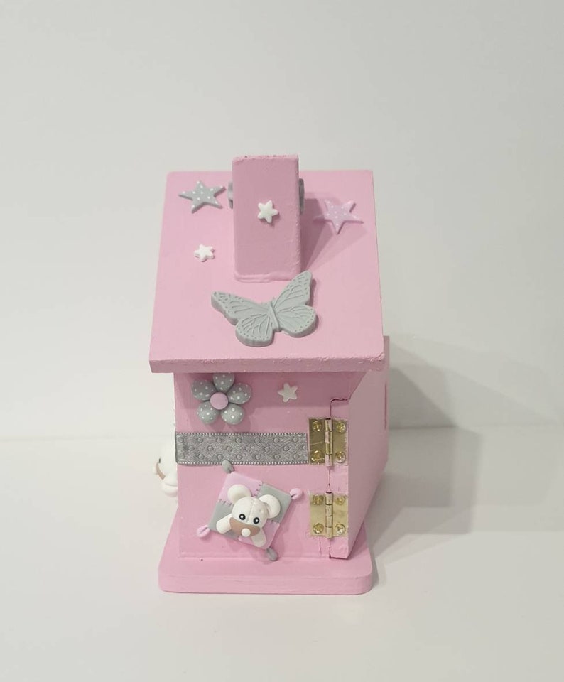 Tirelire maison prénom bébé / enfant / cadeau naissance / étoiles / nuage / lune / ours / rose en Fimo / cadenas 2 clefs personnalisée image 3