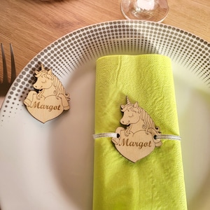 Gepersonaliseerde eenhoorn plaatskaartjes met houten hart