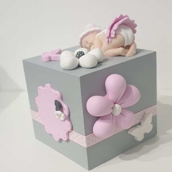 Tirelire + prénom bébé / enfant / cadeau naissance / fleurs / papillons / grise et rose en Fimo